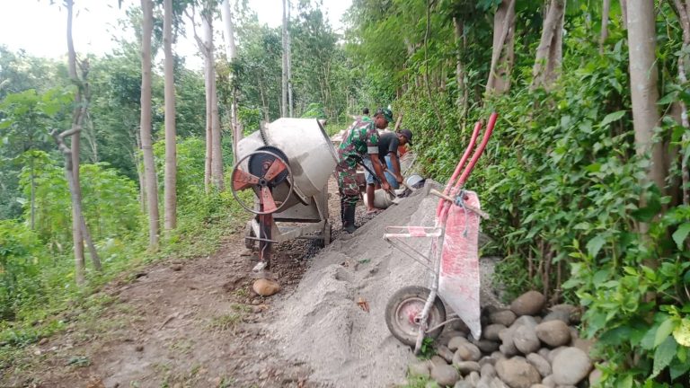Aktif Bantu Warga, Babinsa Kodim Ponorogo Ikut Kerja Bakti Perbaiki Akses Jalan