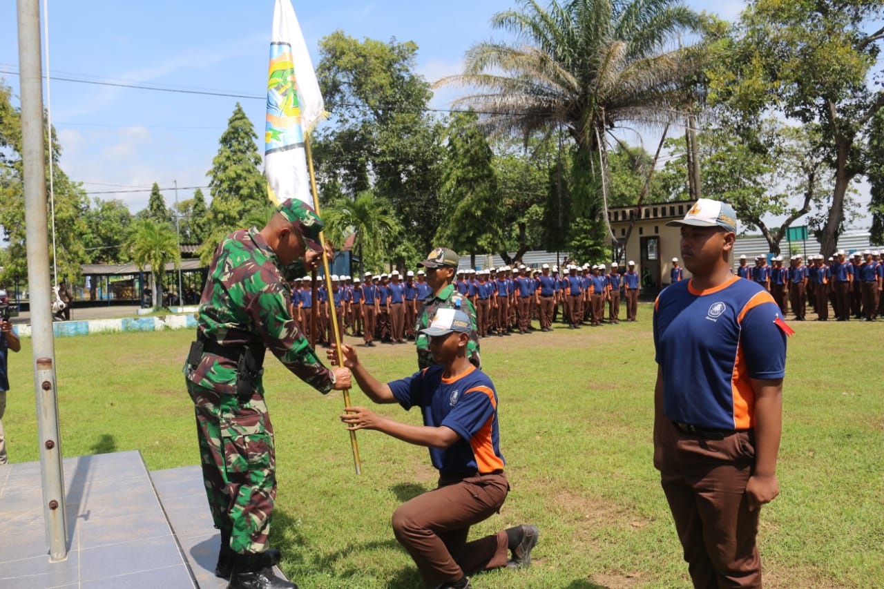 Tutup Pendidikan Karakter dan Carrer Day Siswa SMK PEMKAB Ponorogo, Dandim Ponorogo Ajak Siswa Masuk TNI AD Gratis