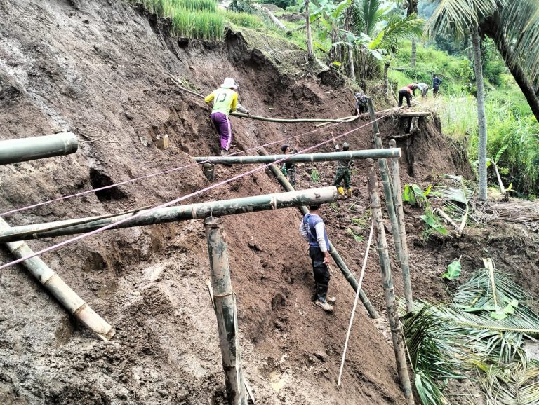 Anggota Kodim Ponorogo Kerja Bakti Buat Jembatan Penghubung dan Penopang Pipa Irigasi