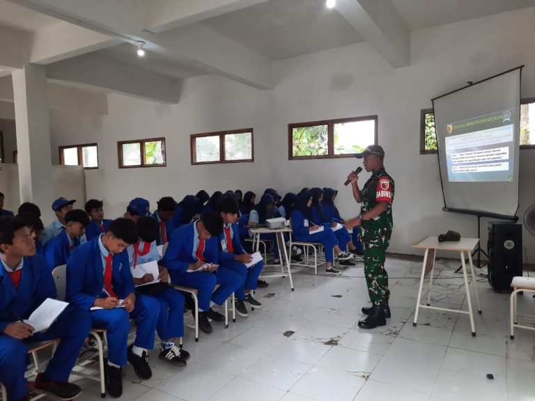 Penguatan Karakter, Babinsa Kodim Ponorogo Berikan Latihan Dasar Kepemimpinan Siswa