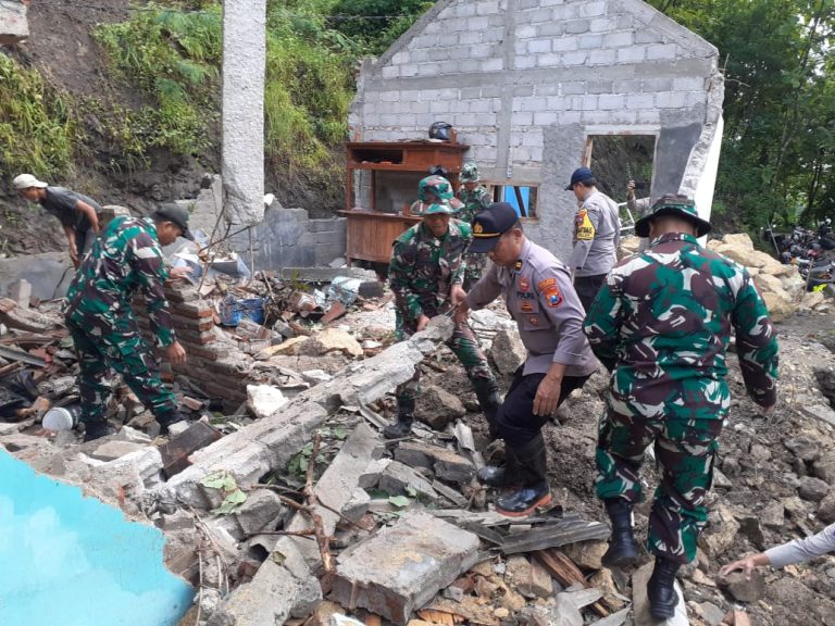Rumah Warga Tertimpa Tanah Longsor, TNI Polri Bersama Masyarakat Gotong Royong Atasi