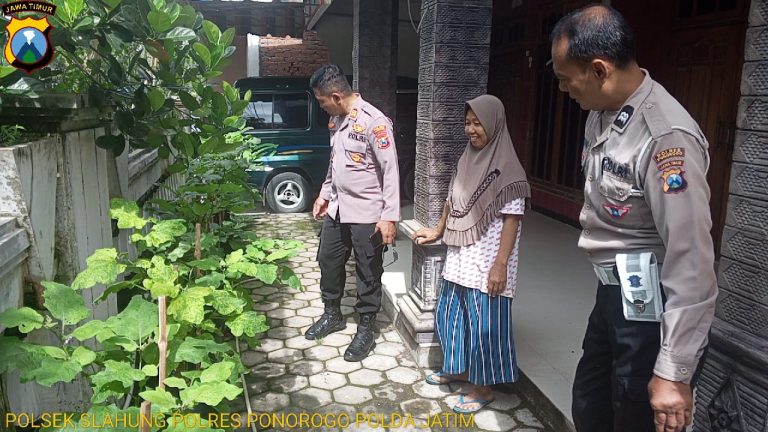 Polsek Slahung Dukung Ketahanan Pangan, Sambangi Pekarangan Bergizi