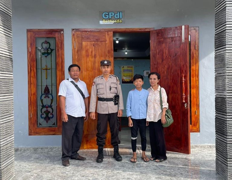 Polsek Sumoroto Laksanakan PAM Giat Kebaktian Di Gereja Pantekosta Desa Plosojenar