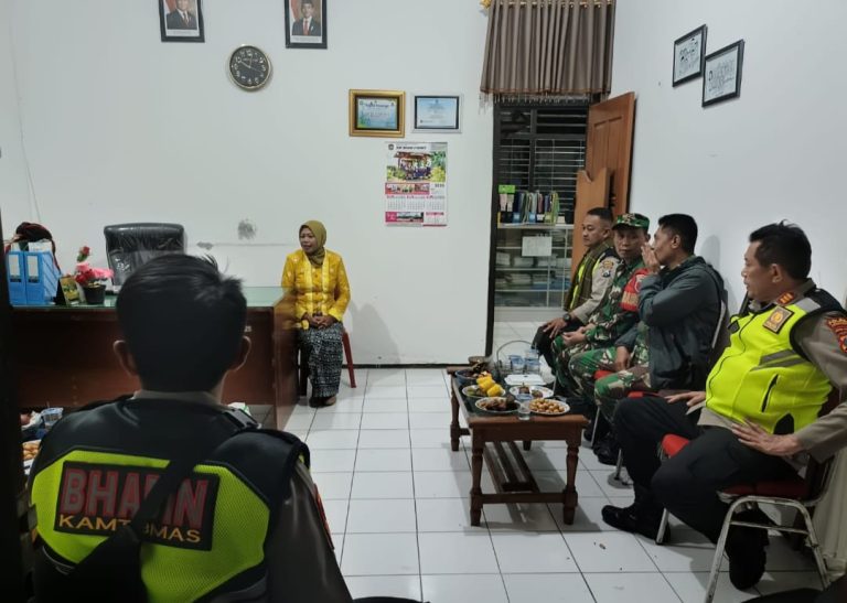 Kapolsek Sooko Bersama Anggota Laksanakan Patroli Presisi Kewilyahan Antisipasi Gangguan Kamtibmas