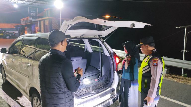 Razia Cipta Kondisi (CIPKON) Polsek Ngebel Laksanakan Razia untuk Cegah Kejahatan Malam
