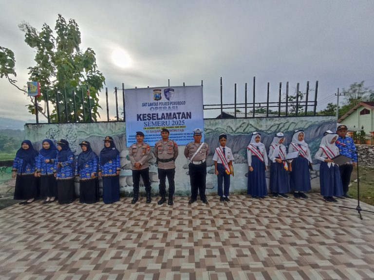 Polsek Pulung Bertindak Sebagai Pembina Upacara Di SMPN 1 Pulung