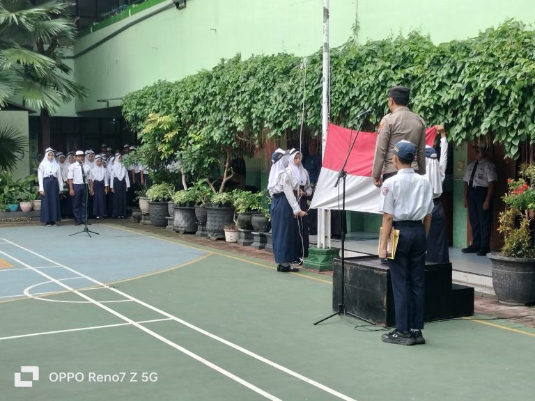 Waka Polsek Ponorogo Jadi Irup Upacara Bendera Di SMPN 4 Ponorogo
