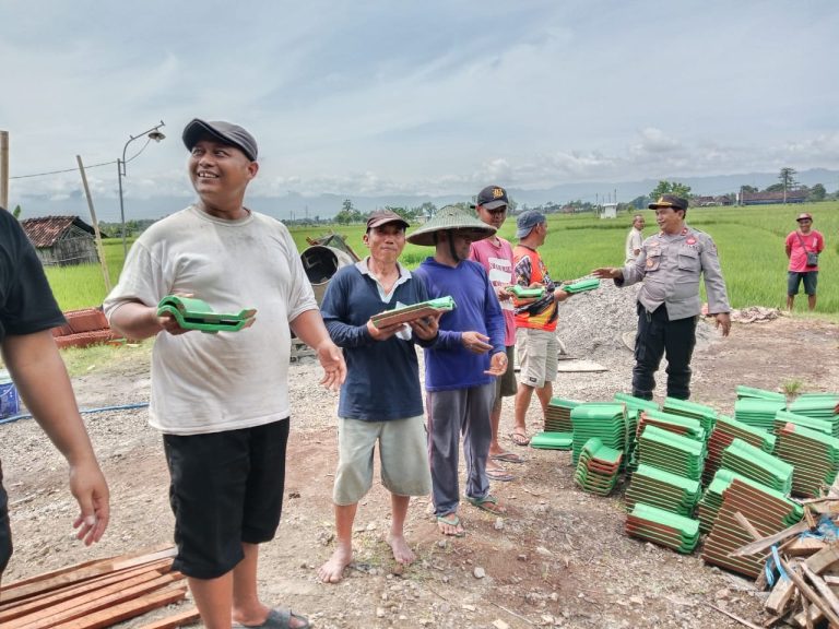 Polsek Somoroto Gelar Kerja Bakti di Mushola Dukuh Krajan, Desa Bringin