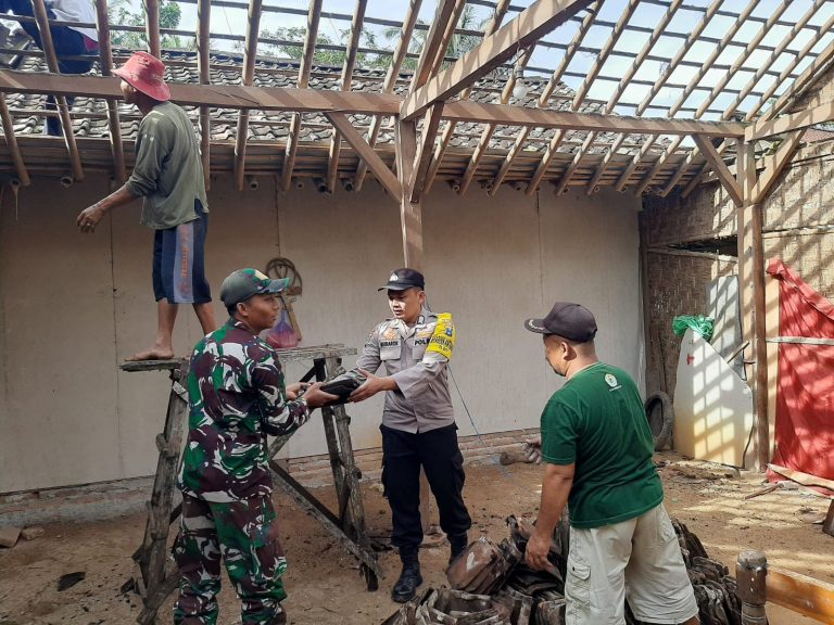Bhabinkamtibmas Polsek Sawoo Dampingi Serah Terima Bantuan Rehab Rumah dari Baznas di Desa Sriti