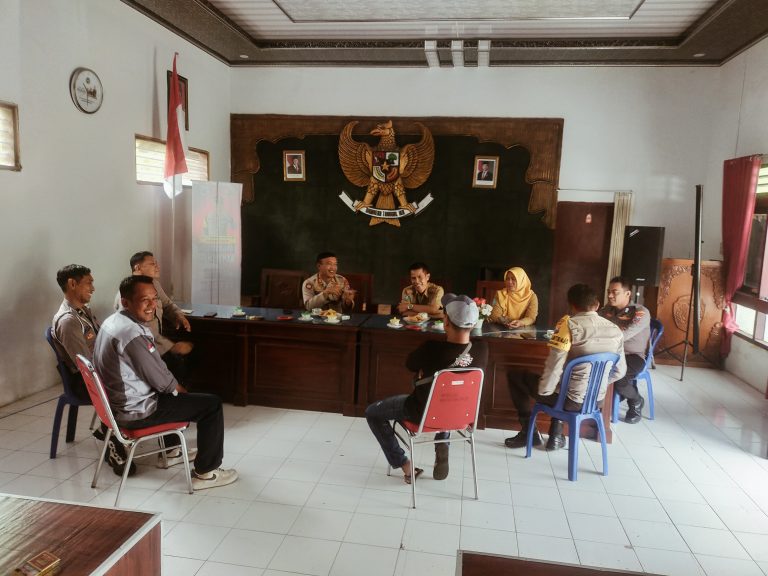 Kapolsek Ponorogo Laksanakan Sambang dan Silaturahmi Dengan Perangkat Kelurahan Beduri Dalam Rangka Nusantara Cooling System