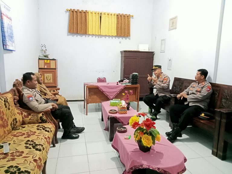 Kapolsek Sambit Gelar Silaturahmi dan Cooling System Sengan Kepala Desa serta perangkat Desa Maguwan