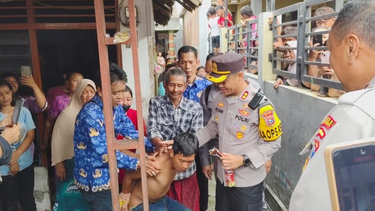 Warga Terharu saat Pemuda ODGJ di Gresik Dibantu Kapolres