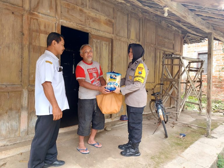 Bhabinkamtibmas Polsek Sukorejo Salurkan Bantuan Sosial kepada Warga yang Membutuhkan