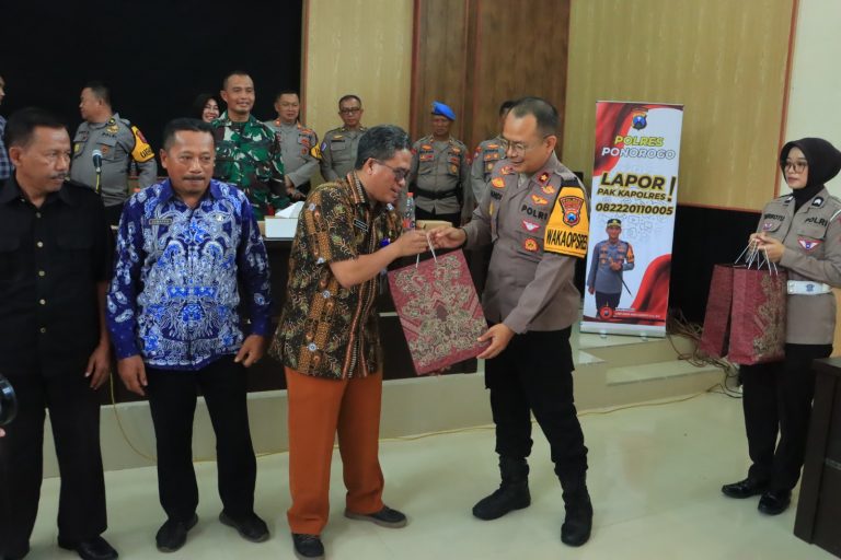 Kunjungan Waka Polres Ponorogo di Balai Desa Ngrayun : Sinergi dengan Masyarakat melalui Curhat Kamtibmas