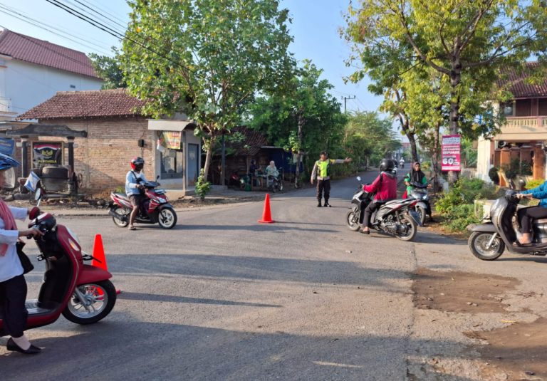 Personel Polsek Jambon Gelar “Sapa Pagi”, Lancarkan Arus Lalu Lintas dan Jaga Keamanan