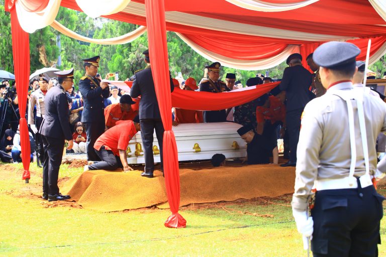 Kabareskrim Pimpin Upacara Pemakaman Eks Wakapolri Komjen (Purn) Syafruddin
