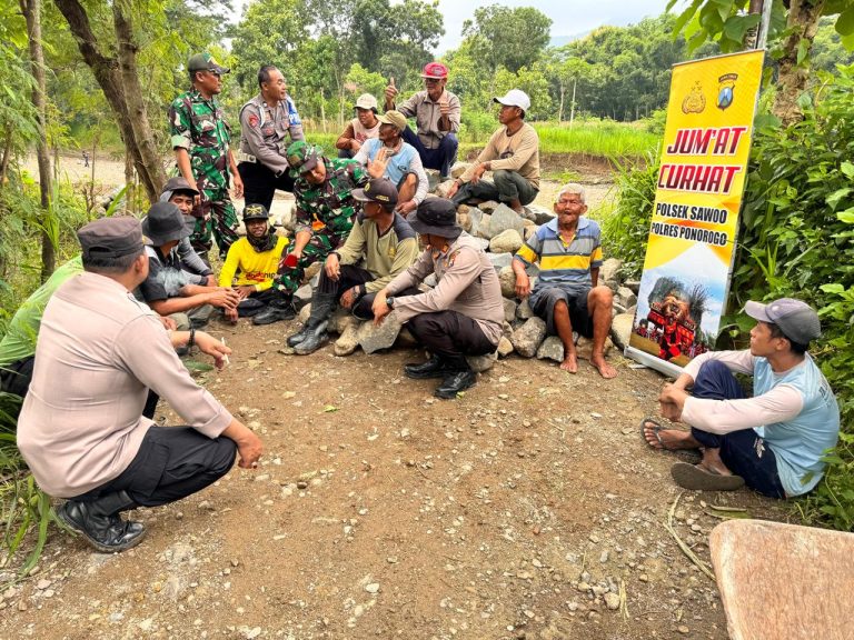 Kapolsek Sawoo Gelar Program Jum’at Curhat Bersama Warga Ngimo, Ingatkan Dampak Penambangan Liar