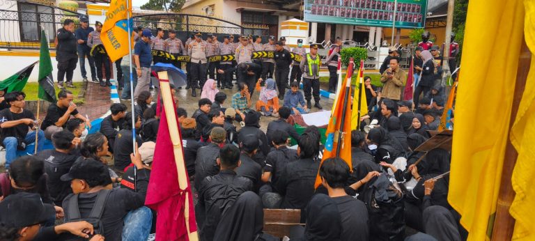 Polsek Ponorogo Kawal Aksi Unjuk Rasa Aliansi Ponorogo di Depan Kantor DPRD