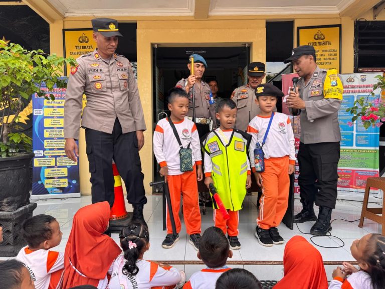 Polisi Sahabat Anak, Polsek Sawoo Edukasi Keselamatan Lalu Lintas untuk Siswa Playgroup