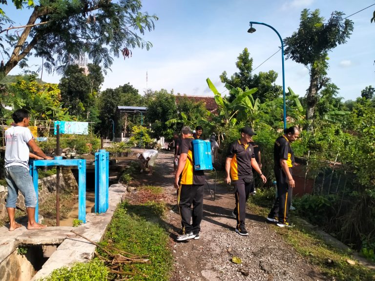 Kapolsek Sampung Bersama Warga Gelar Kerja Bakti, Wujud Kepedulian Terhadap Lingkungan