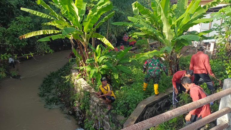 Kapolsek Siman Bersama Forpimcam dan Instansi Terkait Gelar Kerja Bakti Bersihkan Sampah di Aliran Sungai