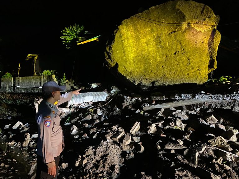 Bhabinkamtibmas Polsek Slahung Bersama Tagana Cek Kokasi Rumah Tertimpa Longsoran Batu Besar Di Desa Ngilo-ilo