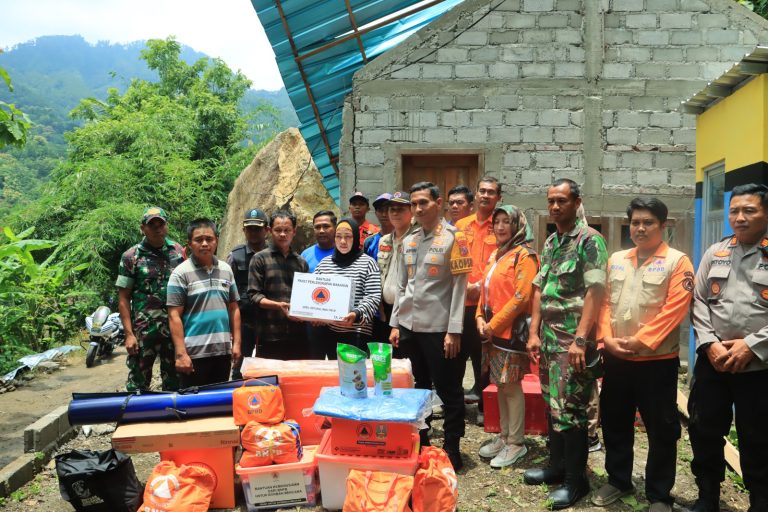Kapolres Ponorogo bersama-sama Ibu Sugiri Sancoko Tinjau Lokasi Longsor di Ngilo-Ilo Slahung.