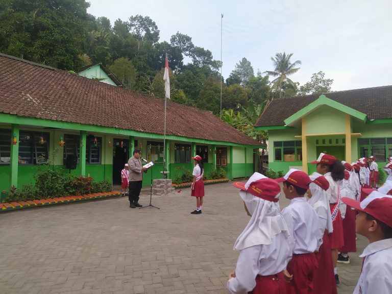 Bhabinkamtibmas Polsek Ngebel Jadi Pembina Upacara, Tanamkan Disiplin dan Semangat Belajar