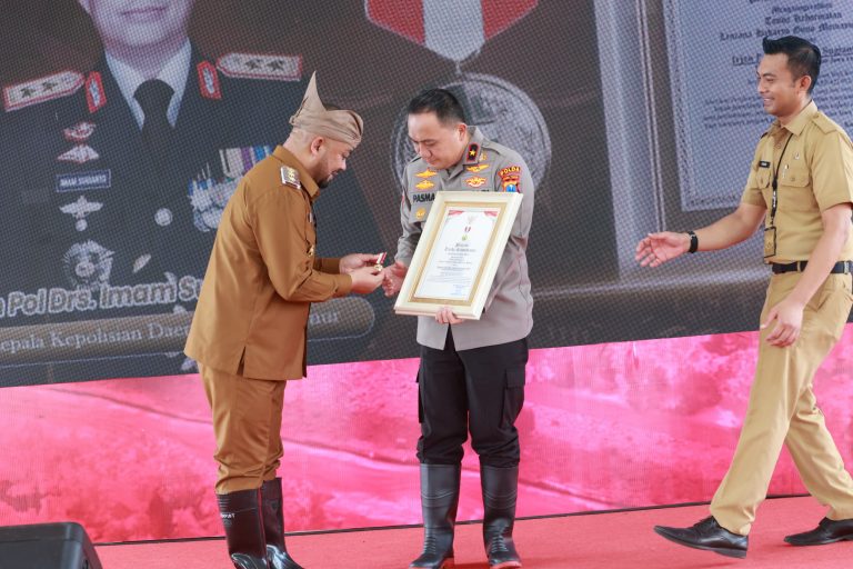 Polda Jatim Terima Penghargaan ‘Hakaryo Guno Mamayu Bawono’ dari Pemkot Batu