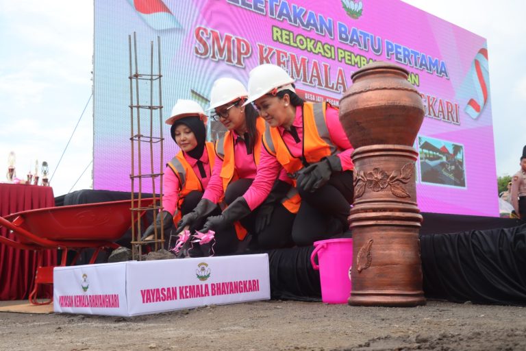 Ny. Juliati Sigit Prabowo Lakukan Peletakan Batu Pertama Pembangunan SMK Kemala Bhayangkari, Tanda Komitmen Pendidikan