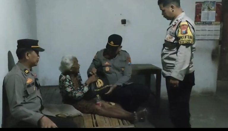 Kapolsek Sukorejo dan Anggota Salurkan Bantuan Sembako, Wujud Kepedulian Polri kepada Warga Kurang Mampu