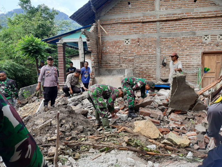 TNI-Polri dan Warga Gotong Royong Bersihkan Puing Rumah Tertimpa Batu di Desa Ngilo-ilo