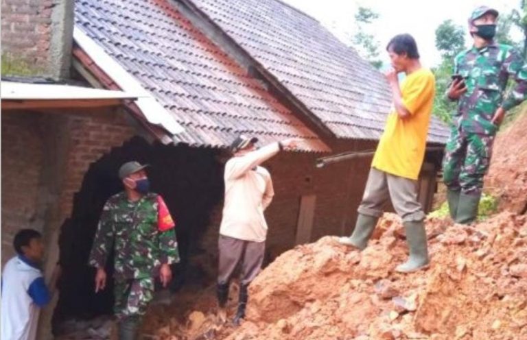 Kompak, Polisi bersama TNI dan BPBD Tangani Longsor yang Menimpa Rumah Warga