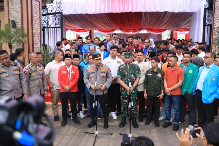 Kapolri dan Panglima TNI Bagikan Ribuan Bansos Jelang Ramadan