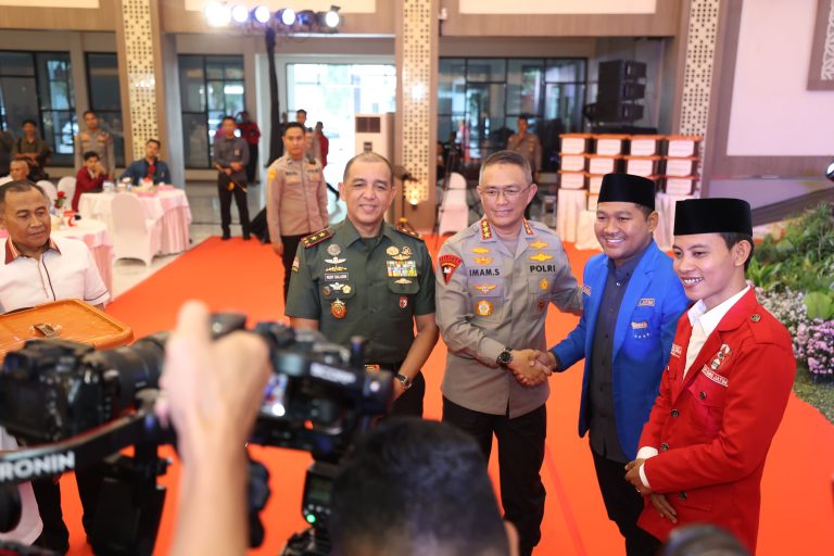 Sambut Bulan Ramadhan Polda Jatim Bersama Mahasiswa Gelar Bakti Sosial Polri Presisi