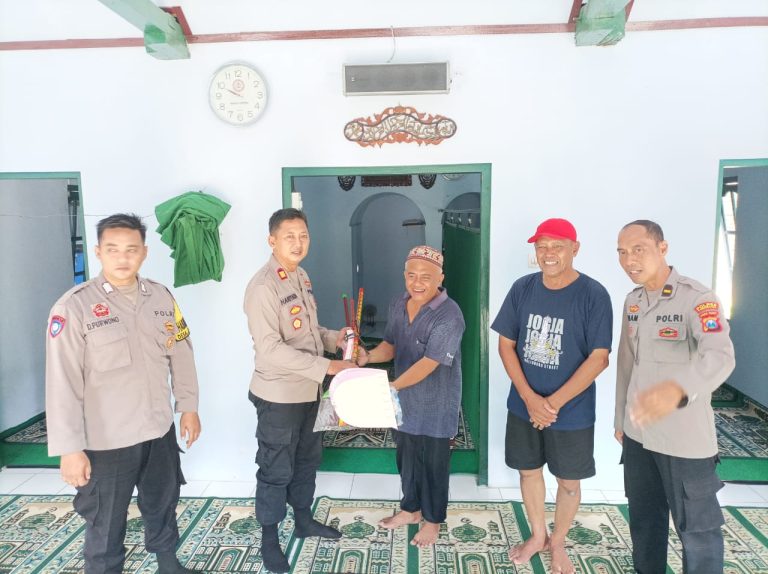 Sambut Ramadhan, Polsek Babadan Gelar Kerja Bakti Bersihkan Masjid Desa Pondok