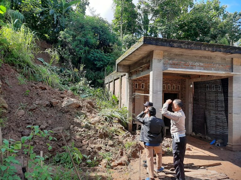 Kapolsek Slahung Tinjau Lokasi Longsor di Desa Argomulyo, Imbau Warga Tetap Waspada