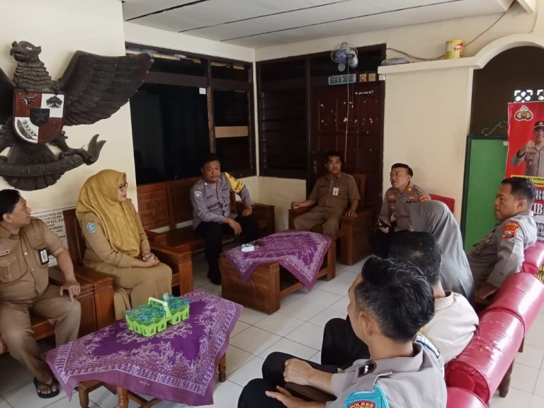 Pererat Sinergi, Kapolsek Ponorogo Silaturahmi dengan Perangkat Kelurahan Kauman dalam Rangka Nusantara Cooling System