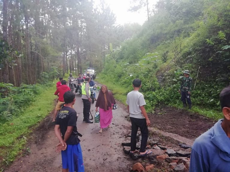 Sigap! Polsek Ngrayun Bersama Warga Gotong Royong Perbaiki Jalan Amblas