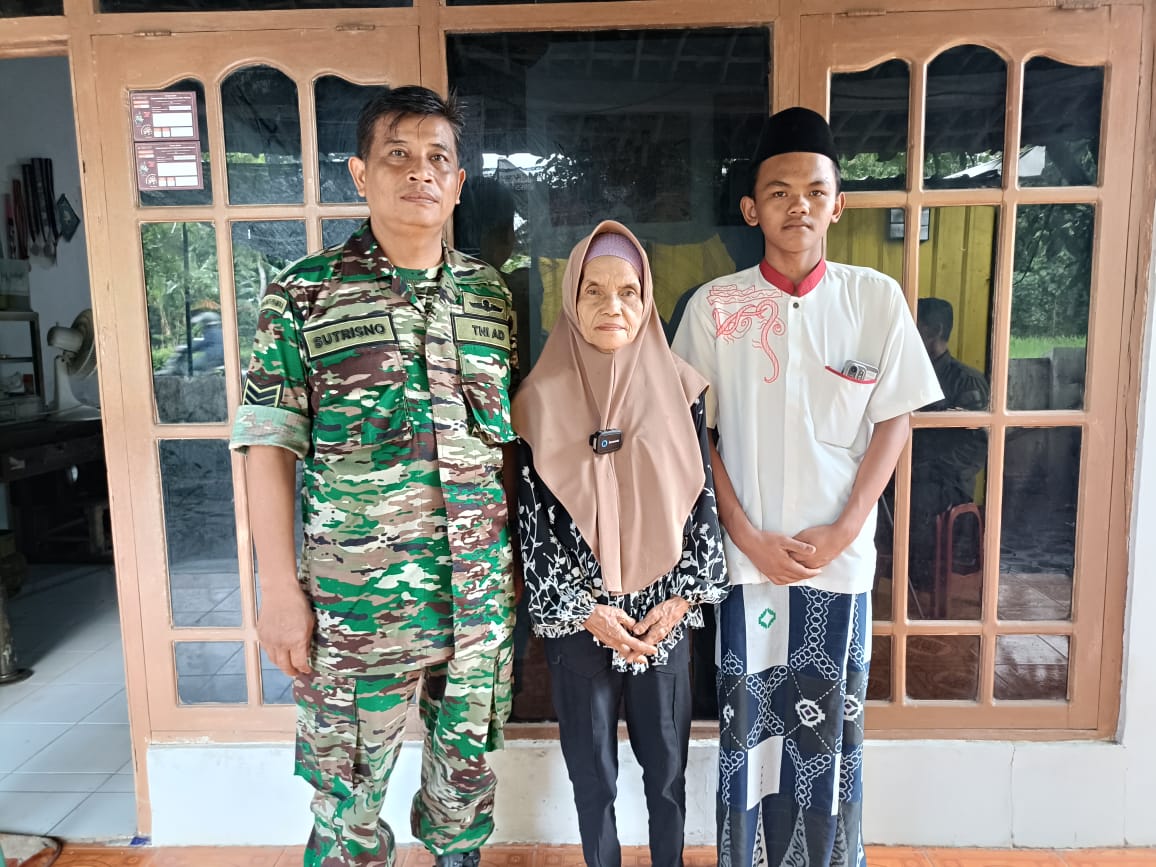 Babinsa Ponorogo Dampingi Warga Masuk Tentara Gratis. Keluarga : Terima Kasih Tidak Kehilangan Duit dan Tidak Nguli Lagi