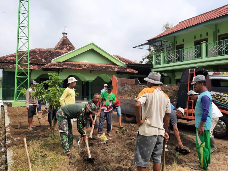 Kerja Bakti, Babinsa Kodim Ponorogo Ikut Gotong Royong Uruk Halaman Masjid