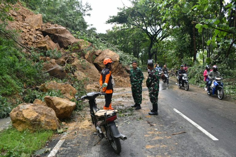 Tanah Longsor Menutup Jalan, Dandim Ponorogo Langsung Terjun ke Lokasi
