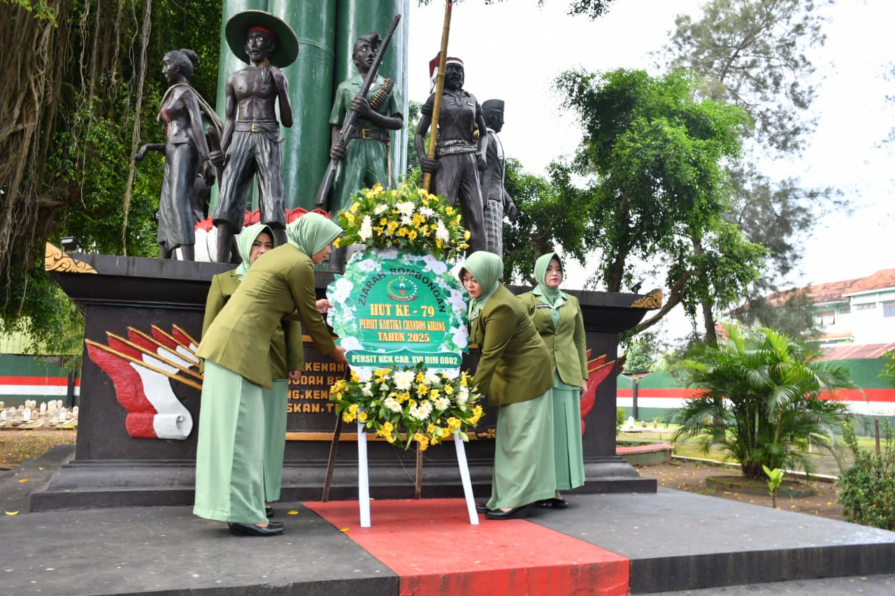 Peringati HUT ke 79 Persit Tahun 2025, Persit KCK Cab. XVI Dim Ponorogo Ziarah Rombongan