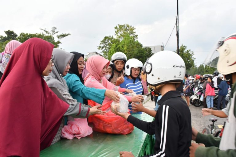Berkah Ramadan, Persit KCK Cab. XVI Dim Ponorogo dan Siswa TK Kartika IV – 20 Bagi Bagi Takjil