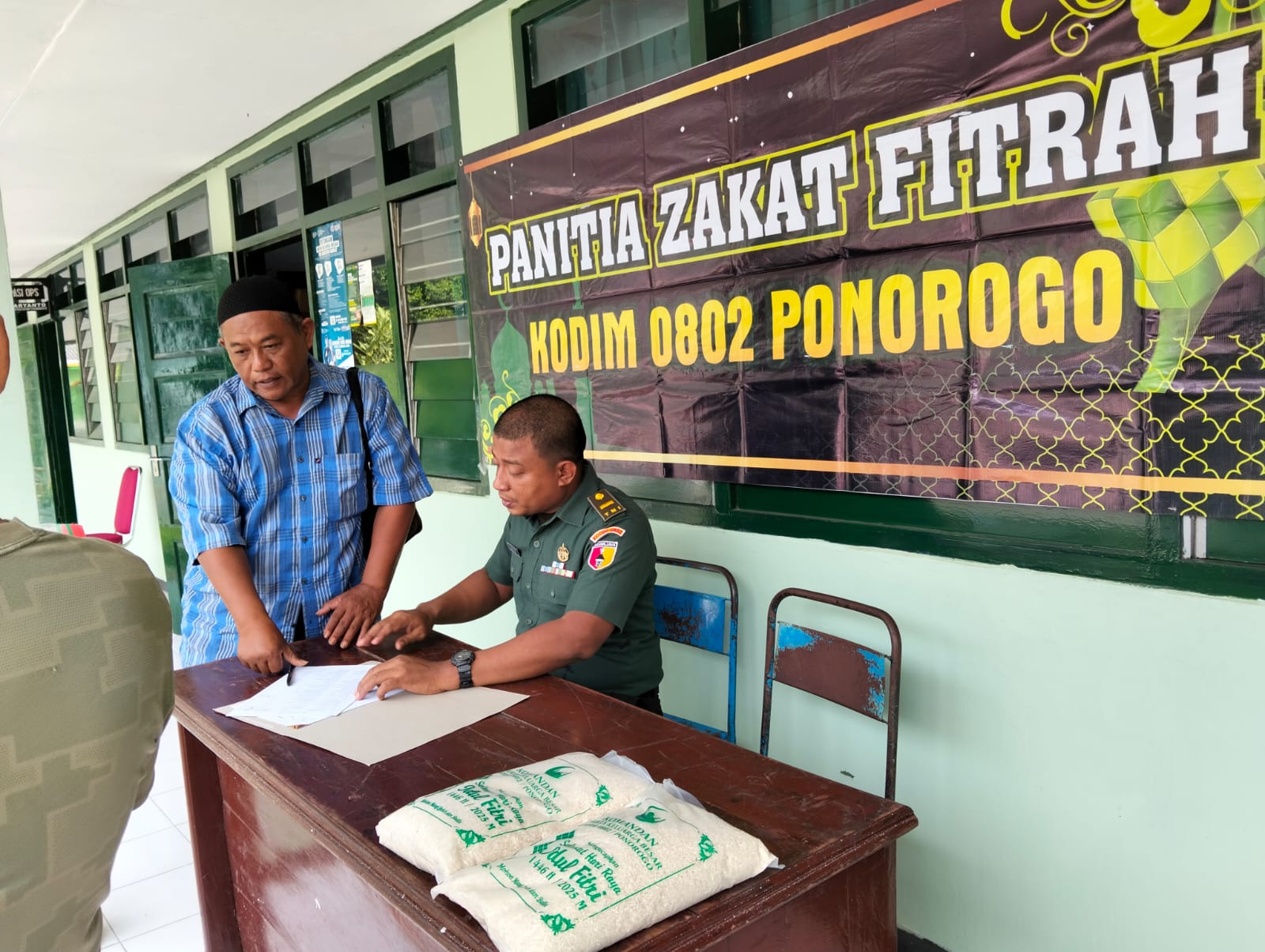 Barbagi Kebahagiaan di Bulan Ramadan, Kodim Ponorogo Salurkan Zakat Kepada Masyarakat