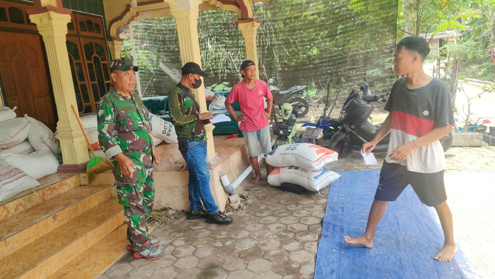 Dampingi Petani dan Bulog, Anggota TNI Kodim Ponorogo Lancarkan Sergab
