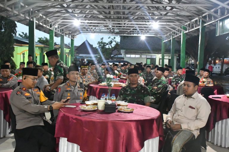 Tingkatkan Sinergitas dan Soliditas,  TNI – Polri di Ponorogo Gelar Buka Puasa Bersama