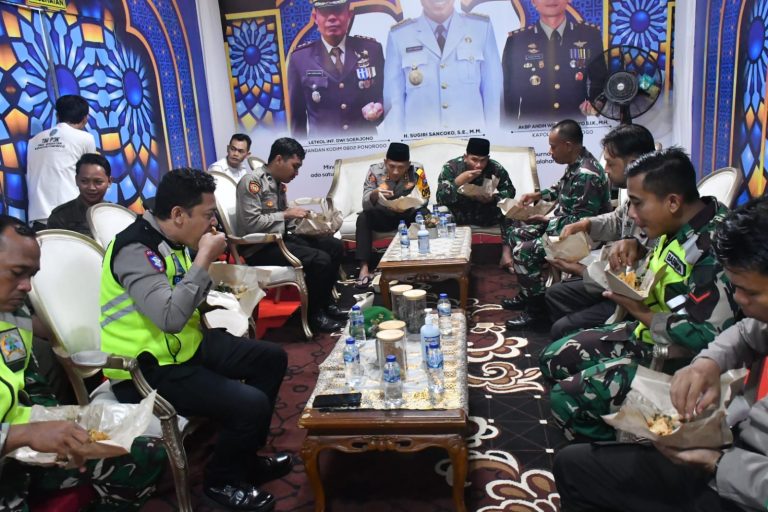 Sahur Bareng Satgas Pam Perayaan Idul Futri 1446 H, Bukti Soliditas dan Sinergitas TNI – Polri di Ponorogo