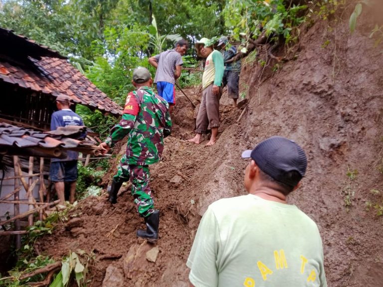 Rumah Warga Tertimpa Longsoran Tanah, TNI – Polri di Ponorogo Bantu Atasi