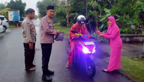 Bhayangkari Polsek Sukorejo Berbagi takjil